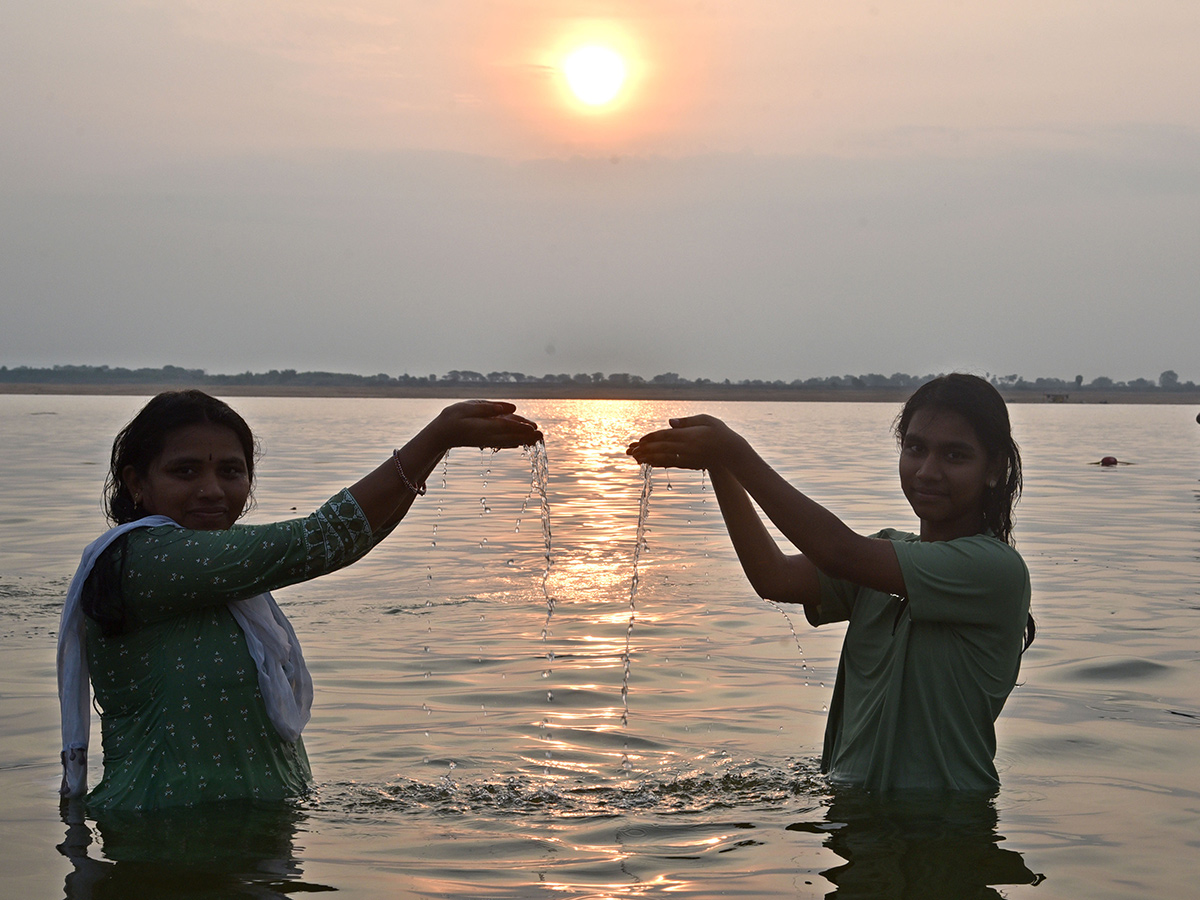 Devotees Rush at Saraswati Pushkara Ghat Photos10