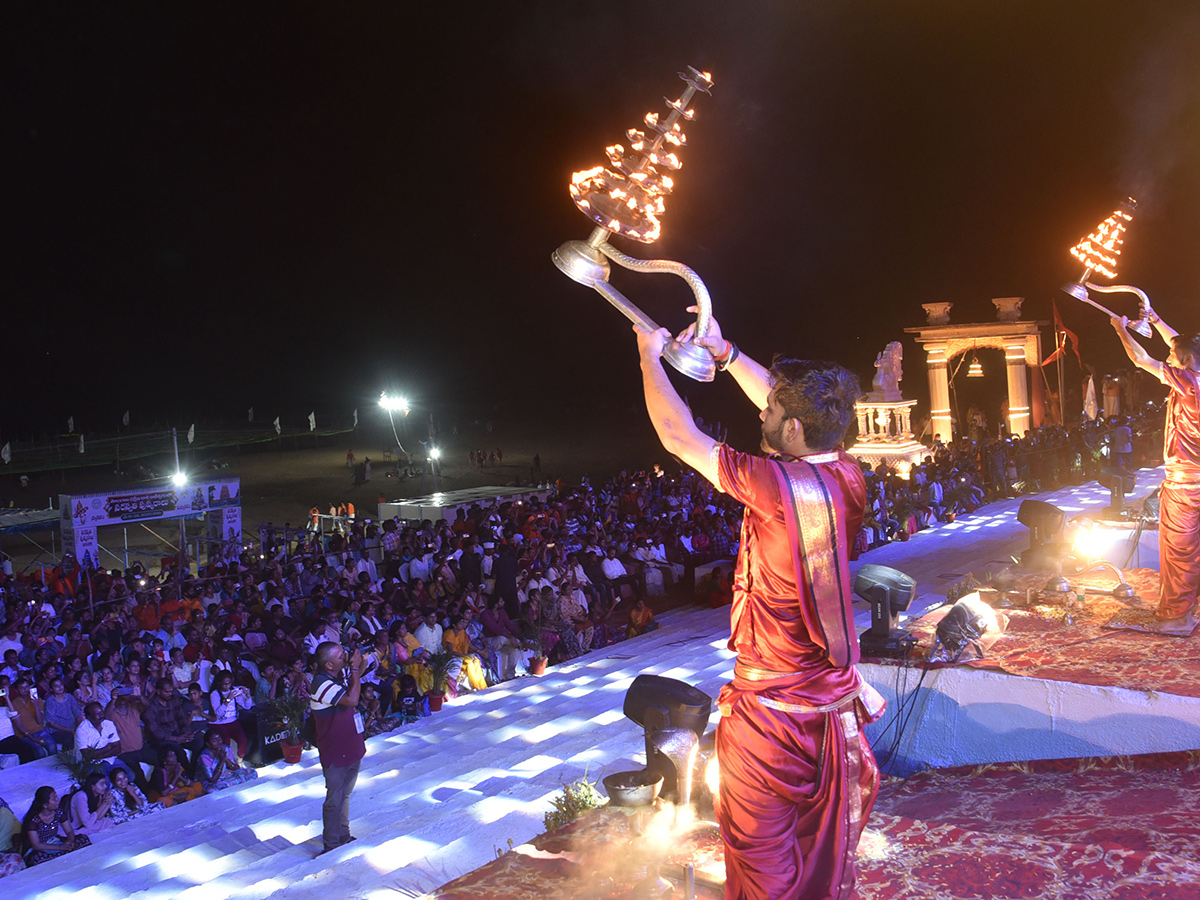 Devotees Rush at Saraswati Pushkara Ghat Photos11