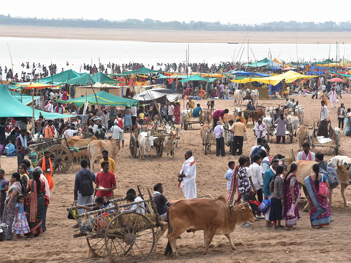 Devotees Rush at Saraswati Pushkara Ghat Photos12