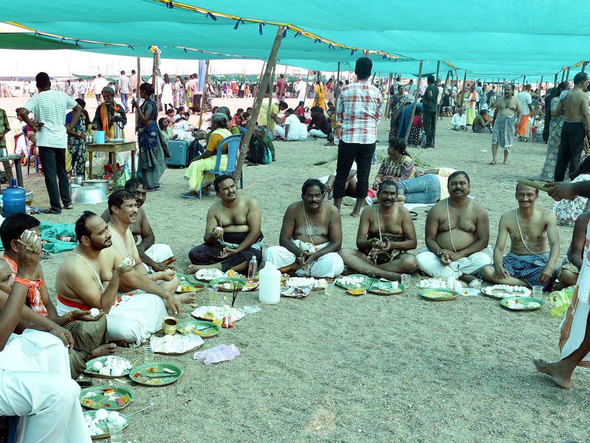 Devotees Rush at Saraswati Pushkara Ghat Photos13