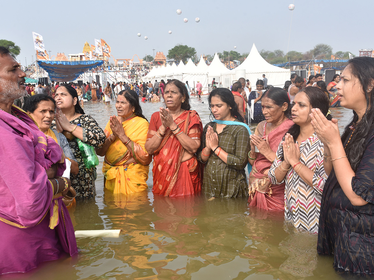 Devotees Rush at Saraswati Pushkara Ghat Photos14
