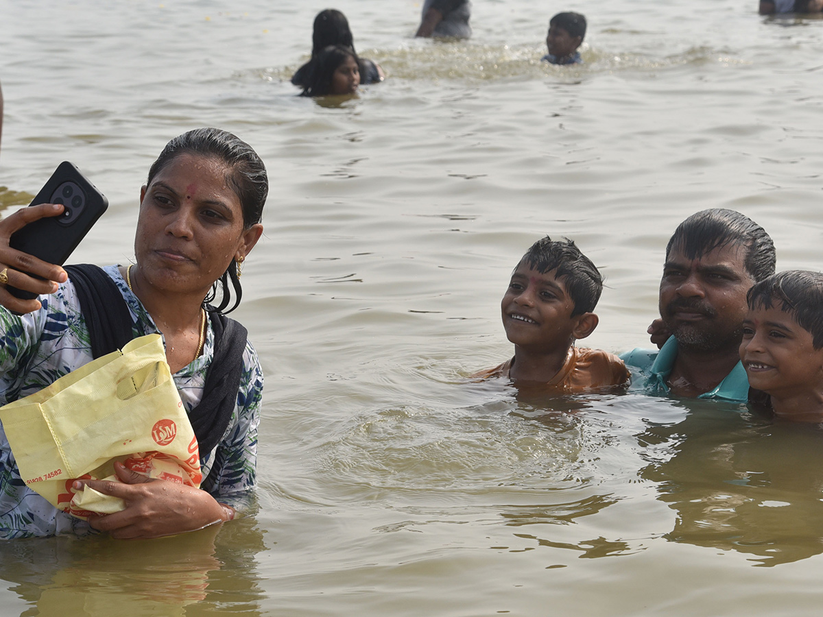 Devotees Rush at Saraswati Pushkara Ghat Photos15