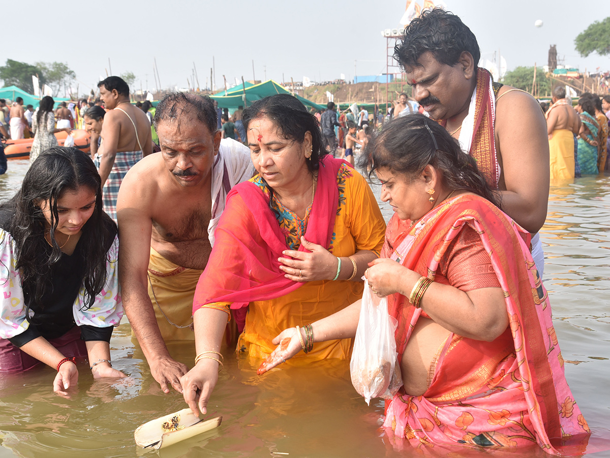 Devotees Rush at Saraswati Pushkara Ghat Photos19