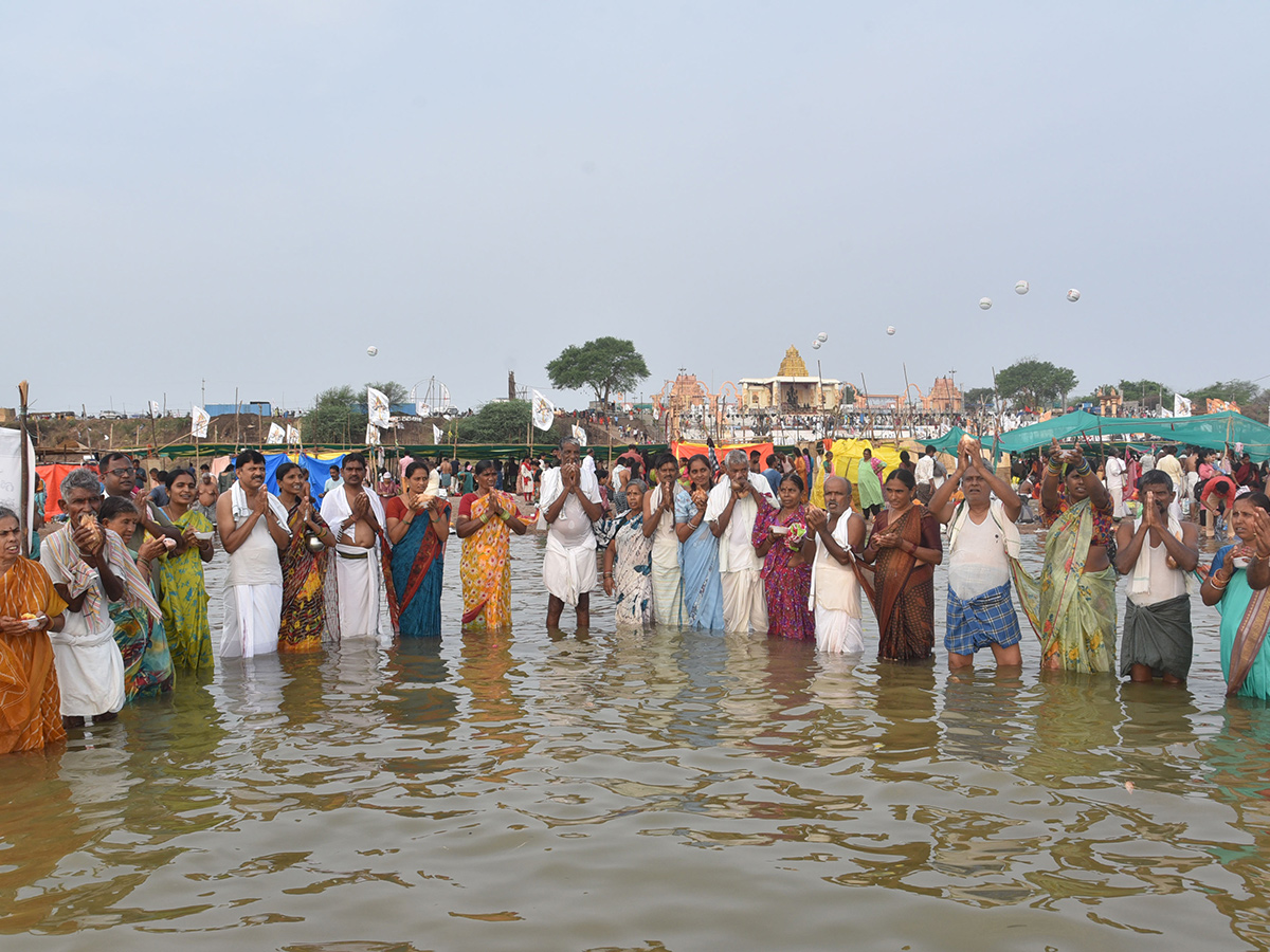 Devotees Rush at Saraswati Pushkara Ghat Photos2