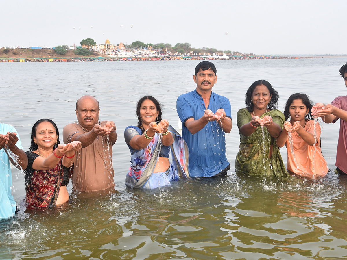 Devotees Rush at Saraswati Pushkara Ghat Photos20