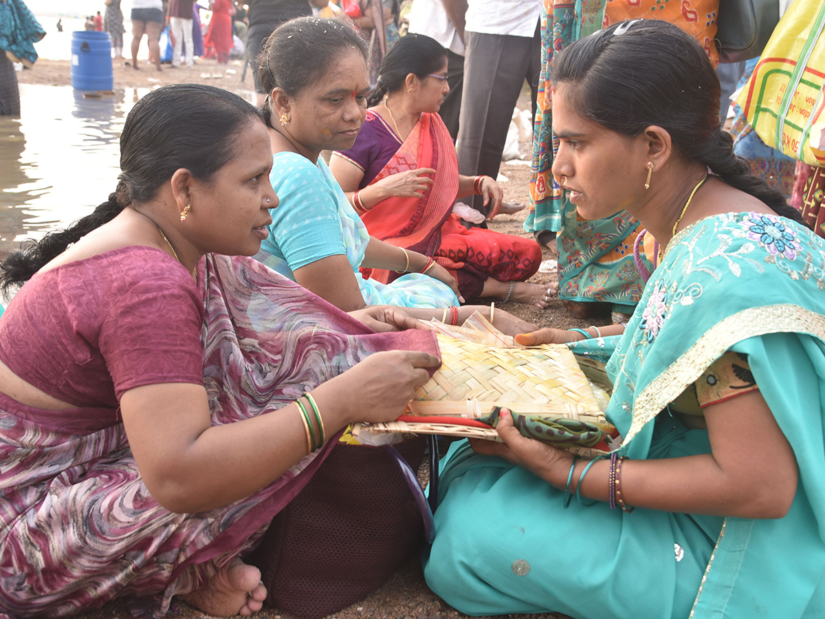 Devotees Rush at Saraswati Pushkara Ghat Photos3