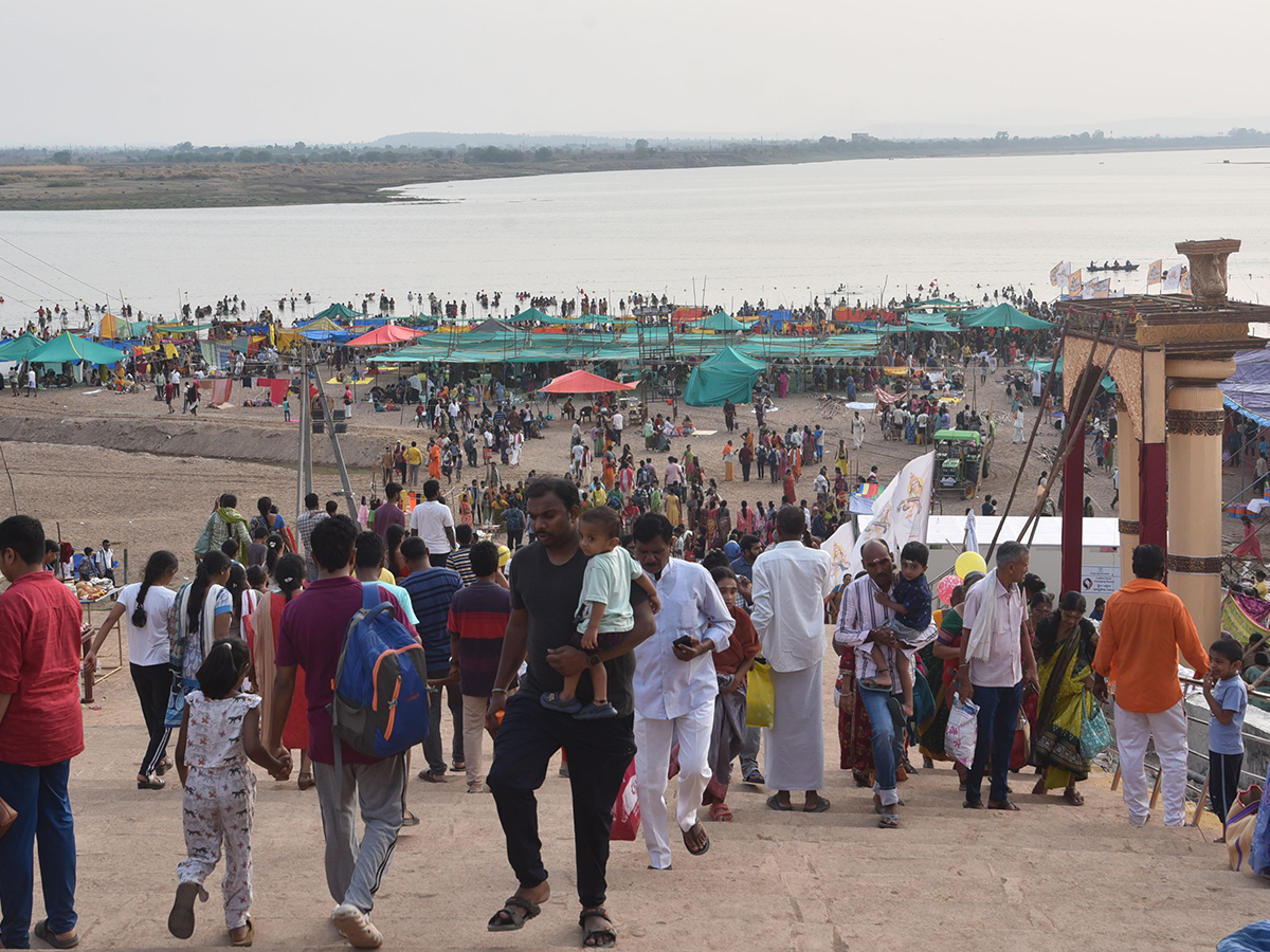 Devotees Rush at Saraswati Pushkara Ghat Photos4
