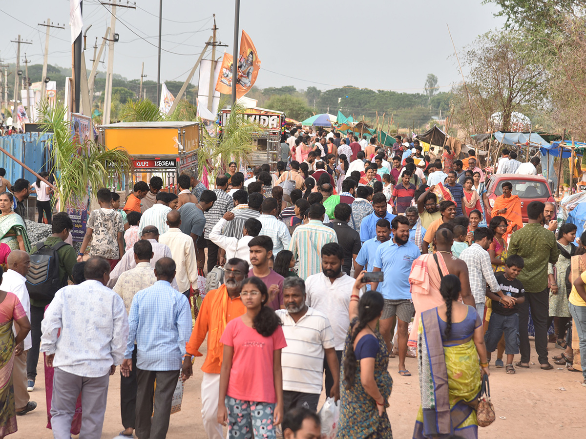 Devotees Rush at Saraswati Pushkara Ghat Photos5