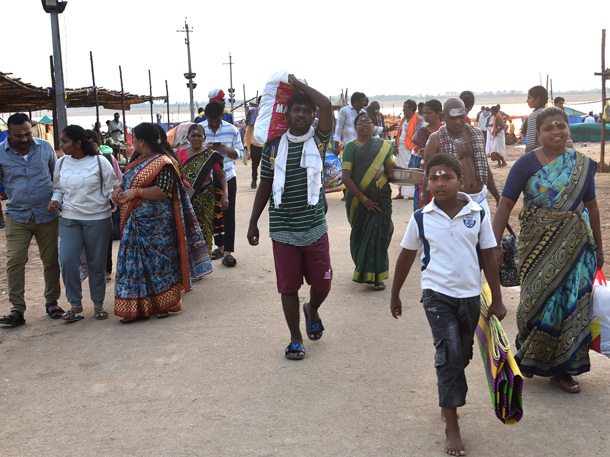 Devotees Rush at Saraswati Pushkara Ghat Photos7
