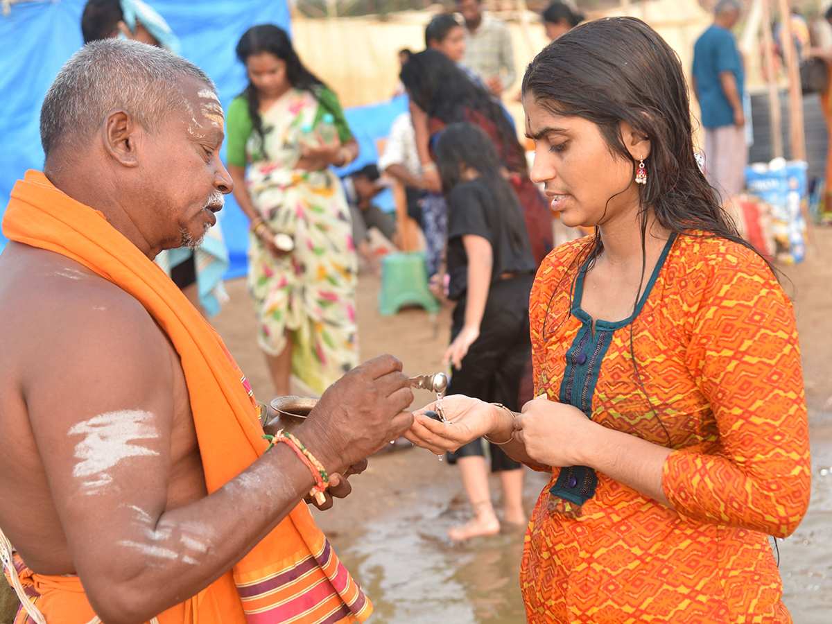 Devotees Rush at Saraswati Pushkara Ghat Photos8