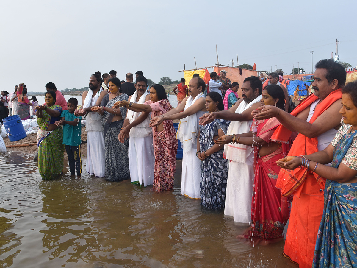 Devotees Rush at Saraswati Pushkara Ghat Photos9