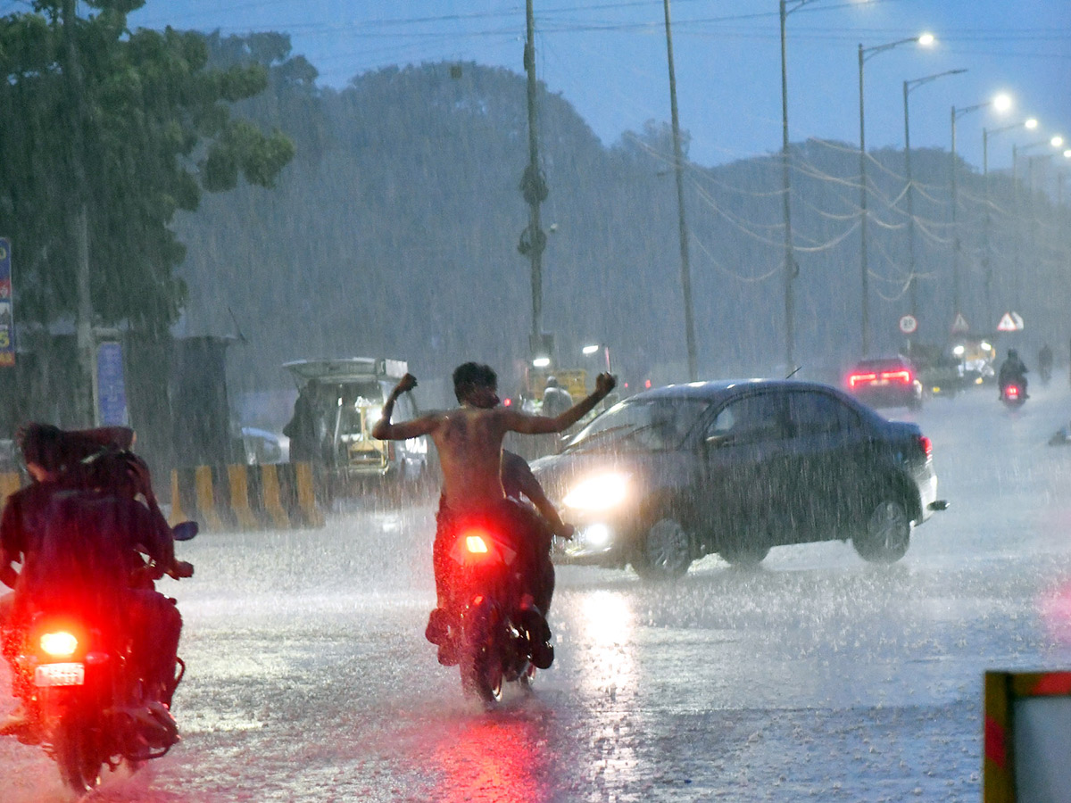 Heavy Rainfall in Vijayawada 1