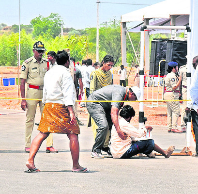 త్రుటిలో తప్పిన ప్రమాదం 2