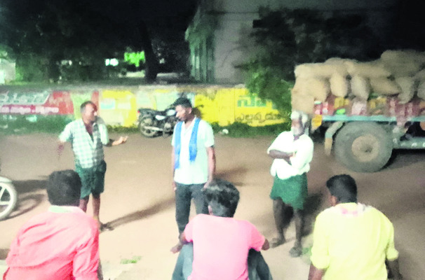 ధాన్యం రైతుల గగ్గోలు 1