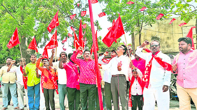 ఎగిరిన ఎర్రజెండాలు 1