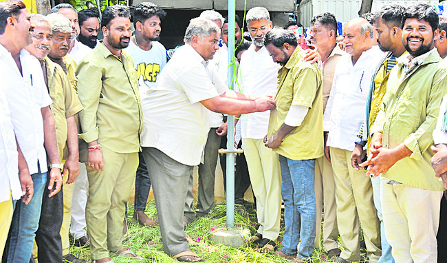 శ్రామికుల పక్షం వైఎస్సార్ సీపీ 1