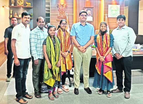 ఎస్సెస్సీ టాపర్లకు సన్మానం 
2