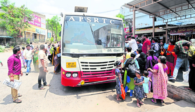 ఓ వైపు వేసవి సెలవులతో విహారయాత్ర, దైవ దర్శనాలకు బయలుదేర1