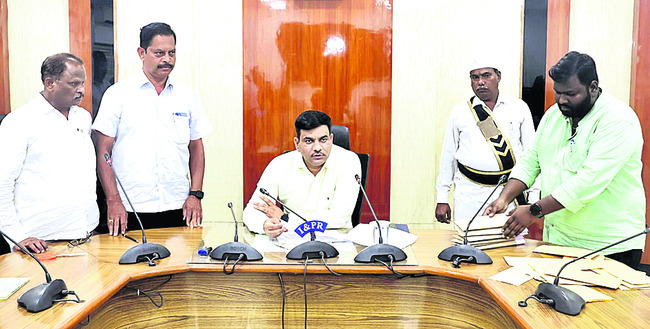 చట్టాలకు లోబడి నడుచుకోవాలి1