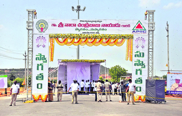 త్రుటిలో తప్పిన ప్రమాదం 1