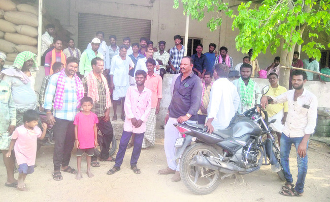 రైతుల కష్టాలు అధికారులకు పట్టవా..?1