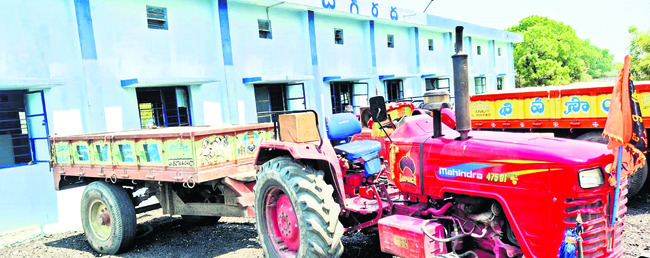అక్రమంగా ఇసుక తరలిస్తున్న ట్రాక్టర్ల పట్టివేత1