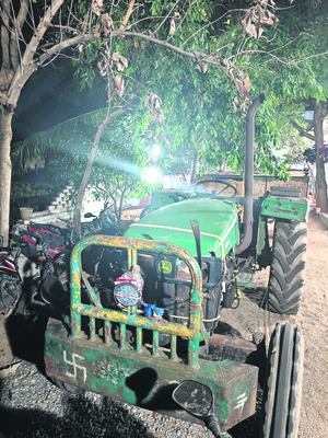 అక్రమంగా ఇసుక తరలిస్తున్న ట్రాక్టర్ల పట్టివేత2