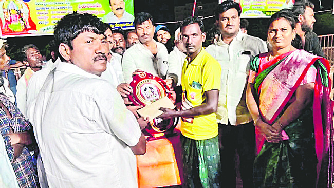 జూనియర్స్‌ విభాగం విజేత హైదరాబాద్‌ ఎడ్లజత 1