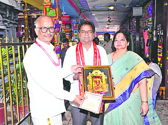 ఎయిర్పోర్ట్లో కట్టుదిట్టమైన భద్రత
1