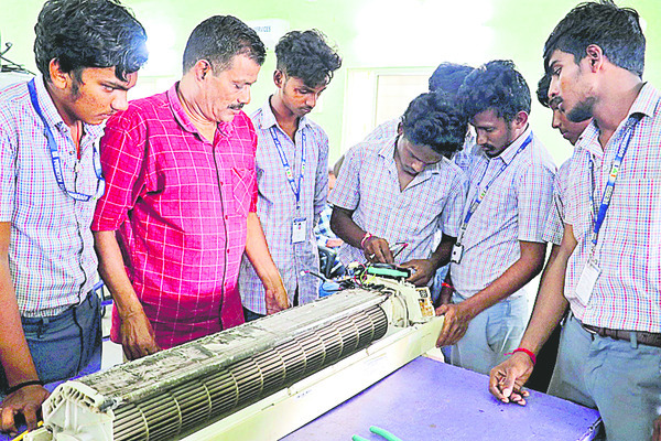 పారిశ్రామిక శిక్షణ.. ఉపాధికి నిచ్చెన 1