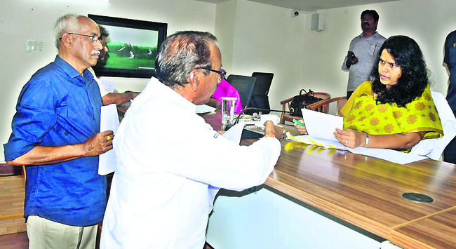 అర్జీల పరిష్కారం తూచ్‌.. 1