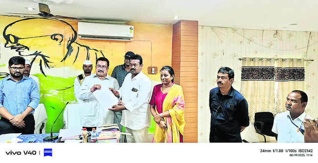 అమ్ముడు పోయిన ప్రజాస్వామ్యం1
