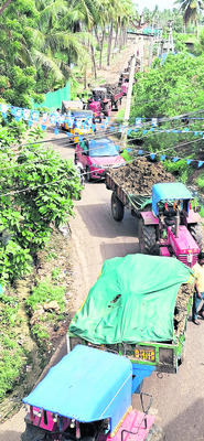 మట్టి తరలింపు వాహనాలతో ఉక్కిరిబిక్కిరి 1
