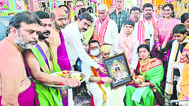 కార్తికేయుని సేవలో ప్రముఖులు 1