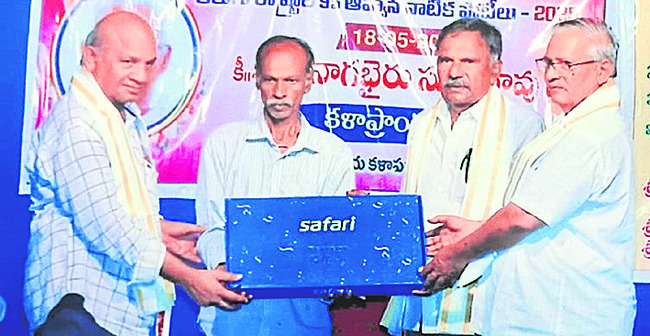 చీకటి పువ్వు నాటికకు బహుమతుల పంట 1