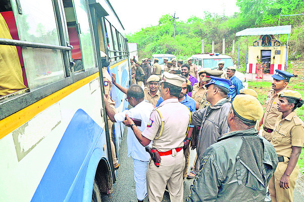 మహిళలు సహా 17 మంది రైతుల అరెస్టు 1