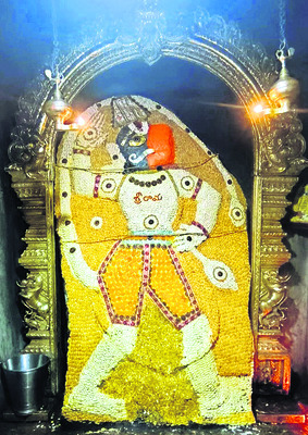 డ్రైప్రూట్స్ అలంకరణలో నెట్టికంటుడు 1