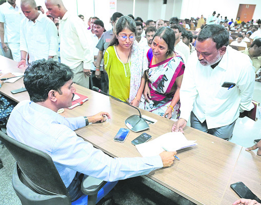 ఇందిరమ్మ ఇళ్ల గ్రౌండింగ్‌ వేగవంతం చేయండి 1