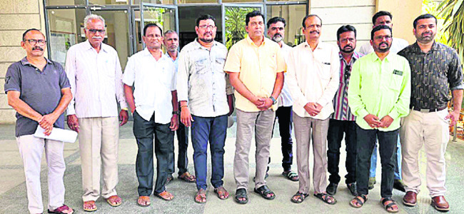 రోడ్డు బ్లాక్ చేశారు
1