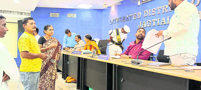రోడ్డు బ్లాక్ చేశారు
2