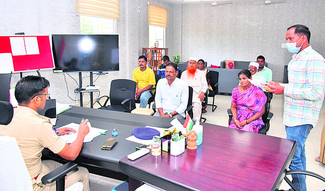 బాధితుల సమస్యలు పరిష్కరిస్తాం1