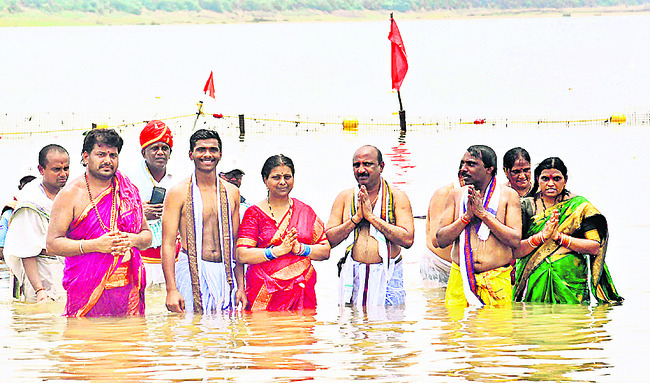 ప్రముఖుల పుష్కర స్నానం..
2