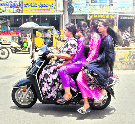 దూసుకెళ్తూ..
2