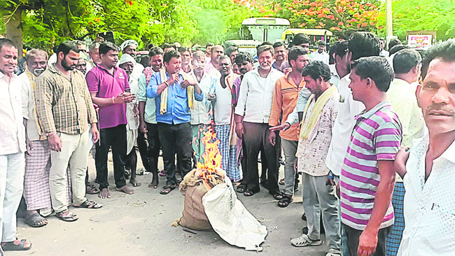 రోడ్డెక్కిన రైతన్న1
