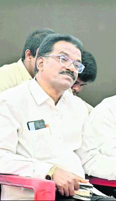 బైక్‌ను లారీ ఢీకొట్టడంతో వ్యక్తి మృతి1