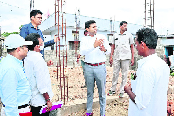 బాలికలు ఆదర్శంగా నిలవాలి1