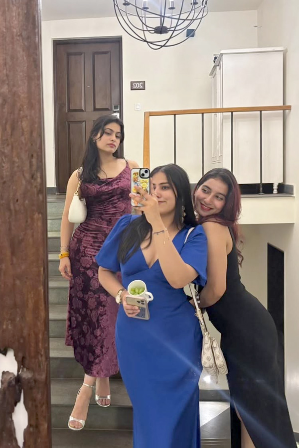 Olympic Medallist Manu Bhaker enjoying with friends in Goa Photos3