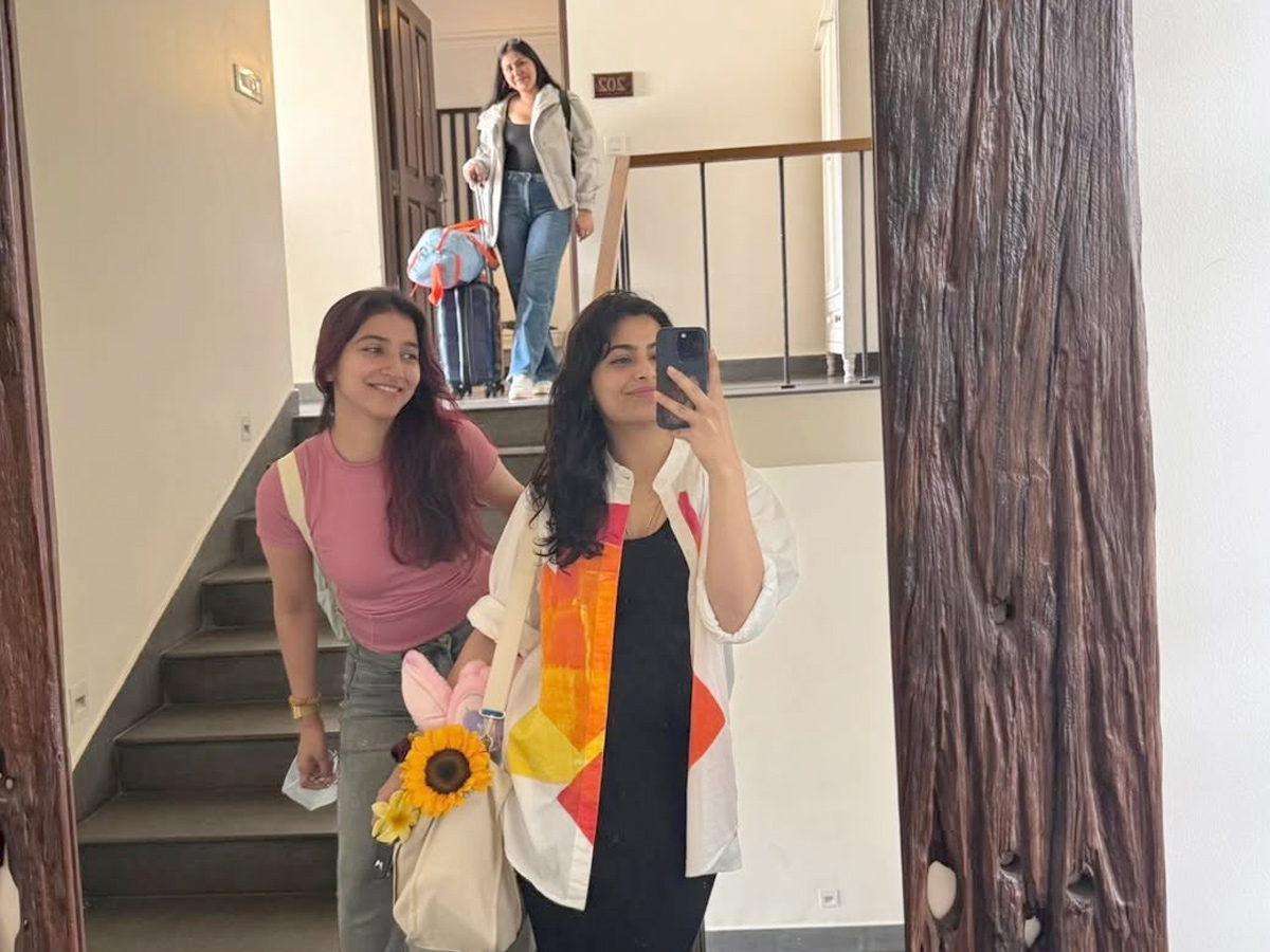 Olympic Medallist Manu Bhaker enjoying with friends in Goa Photos6