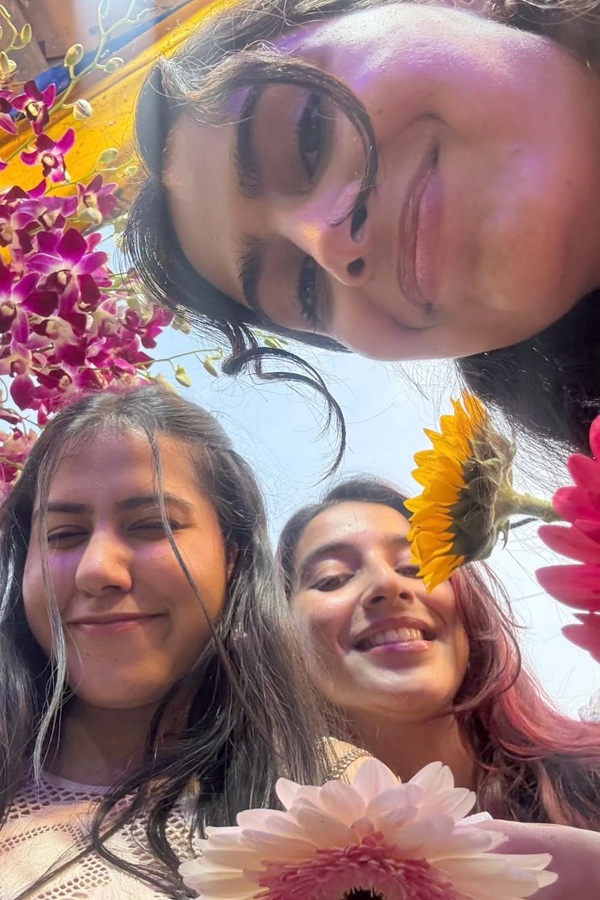 Olympic Medallist Manu Bhaker enjoying with friends in Goa Photos7