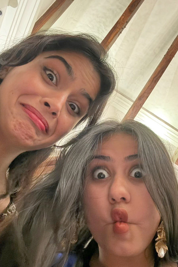 Olympic Medallist Manu Bhaker enjoying with friends in Goa Photos8
